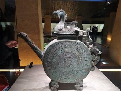 商周青铜器、玉器交相辉映 滕州博物馆里“龙”气十足