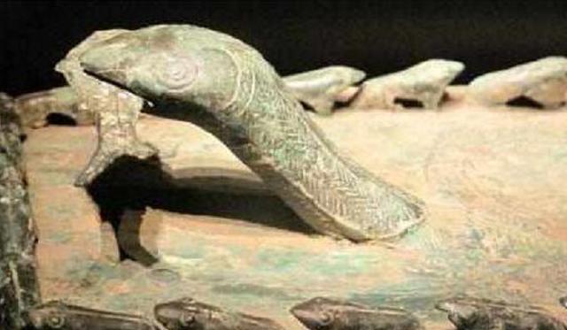 四川挖出最诡异的青铜器距今2000多年上面有32只青蛙两条蛇(图5)