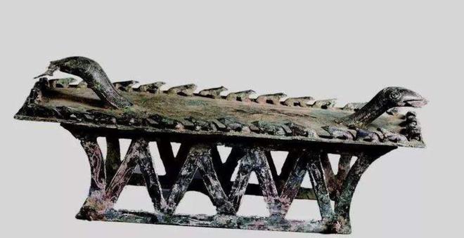 四川挖出最诡异的青铜器距今2000多年上面有32只青蛙两条蛇(图4)